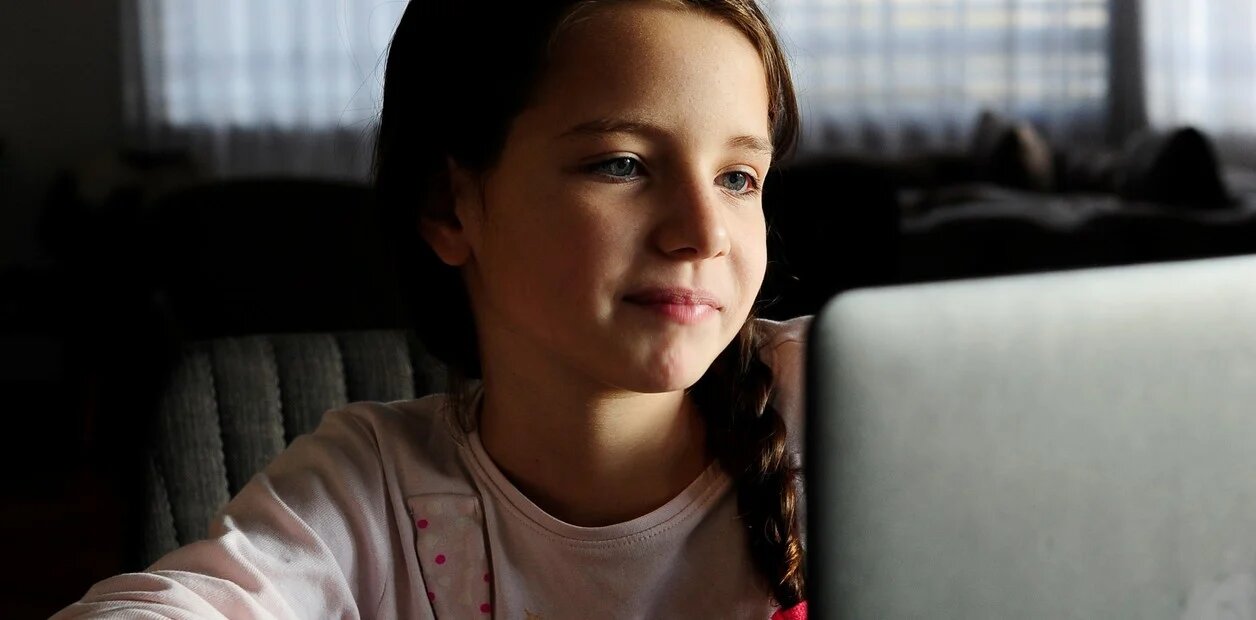 Niña con una Notebook