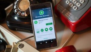 Telefono celular apoyado sobre telefonos antiguos