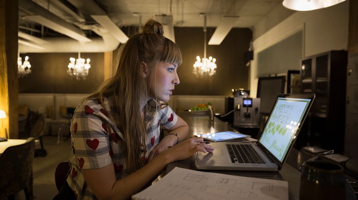 Mujer estudiando con una computadora