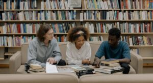 · jovenes estudiando sentados alrededor de un escritorio