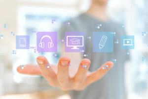 una mano con iconos de redes sociales en cada dedo