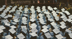 Estudiantes recibidos en un auditorio